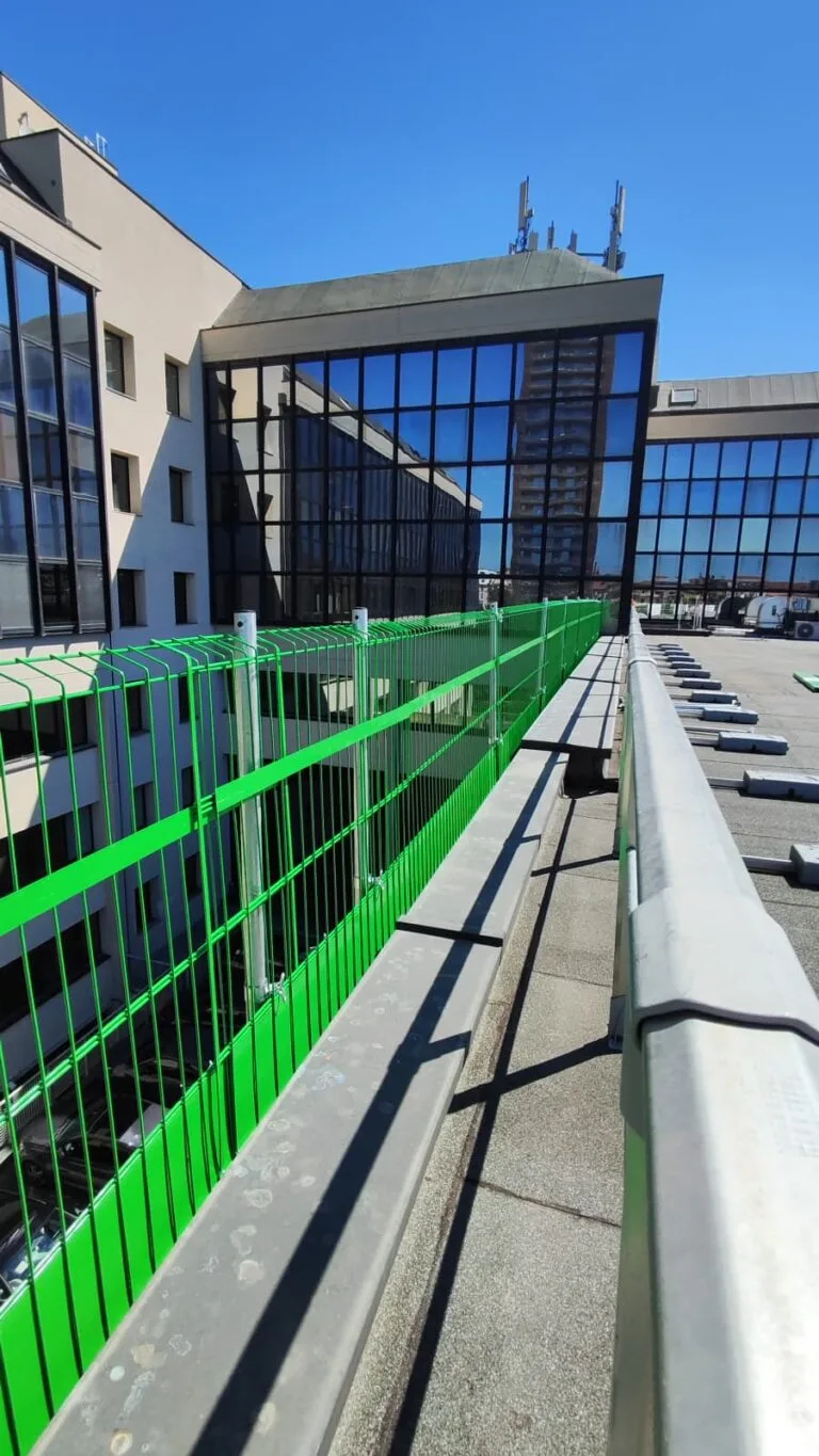 Sistem de siguranță tip parapet / balustradă provizoriu